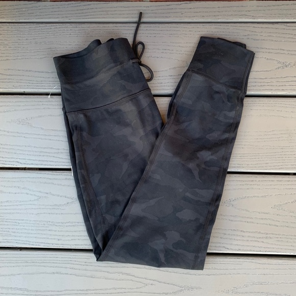 Vuori Halo Essential Hoodie and Vuori Daily Legging Set - Picture 14 of 16